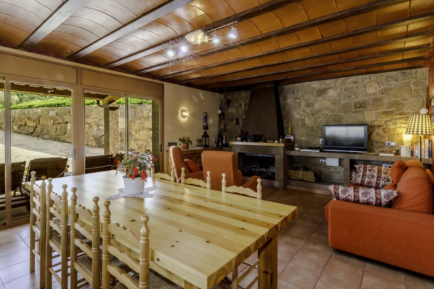 Grandes ventanas correderas que se abren a porches y terrazas 